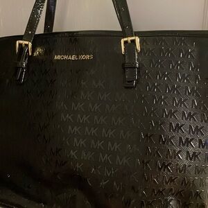 Black Michael Kors bag, very clean, non smoke home. Only use a couple of times.